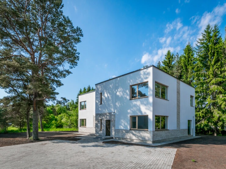 Suur paarismaja Pirital mändide all
